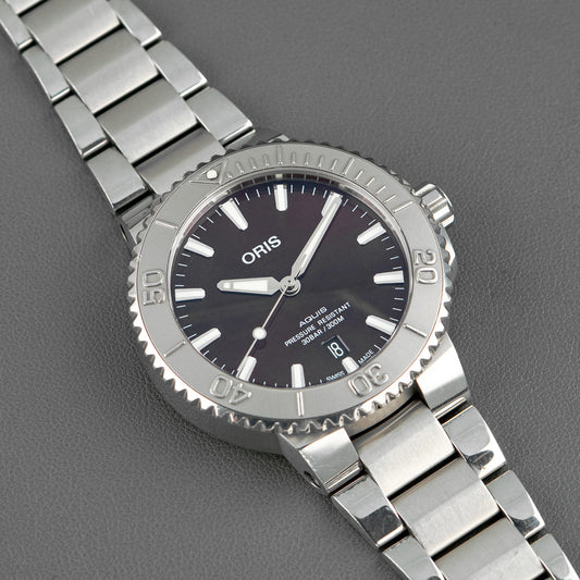 Oris Aquis Date 300M Cherry Red Dial Steel 41.5mm