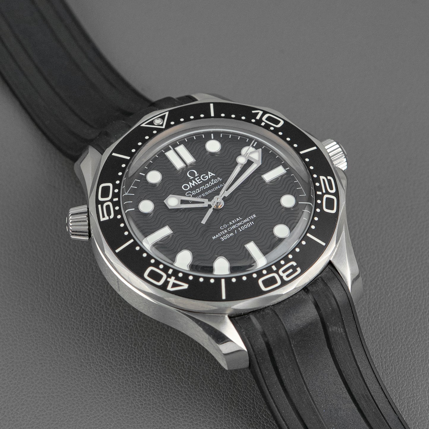 Omega Seamaster Diver 300M Black Dial Rubber 42mm