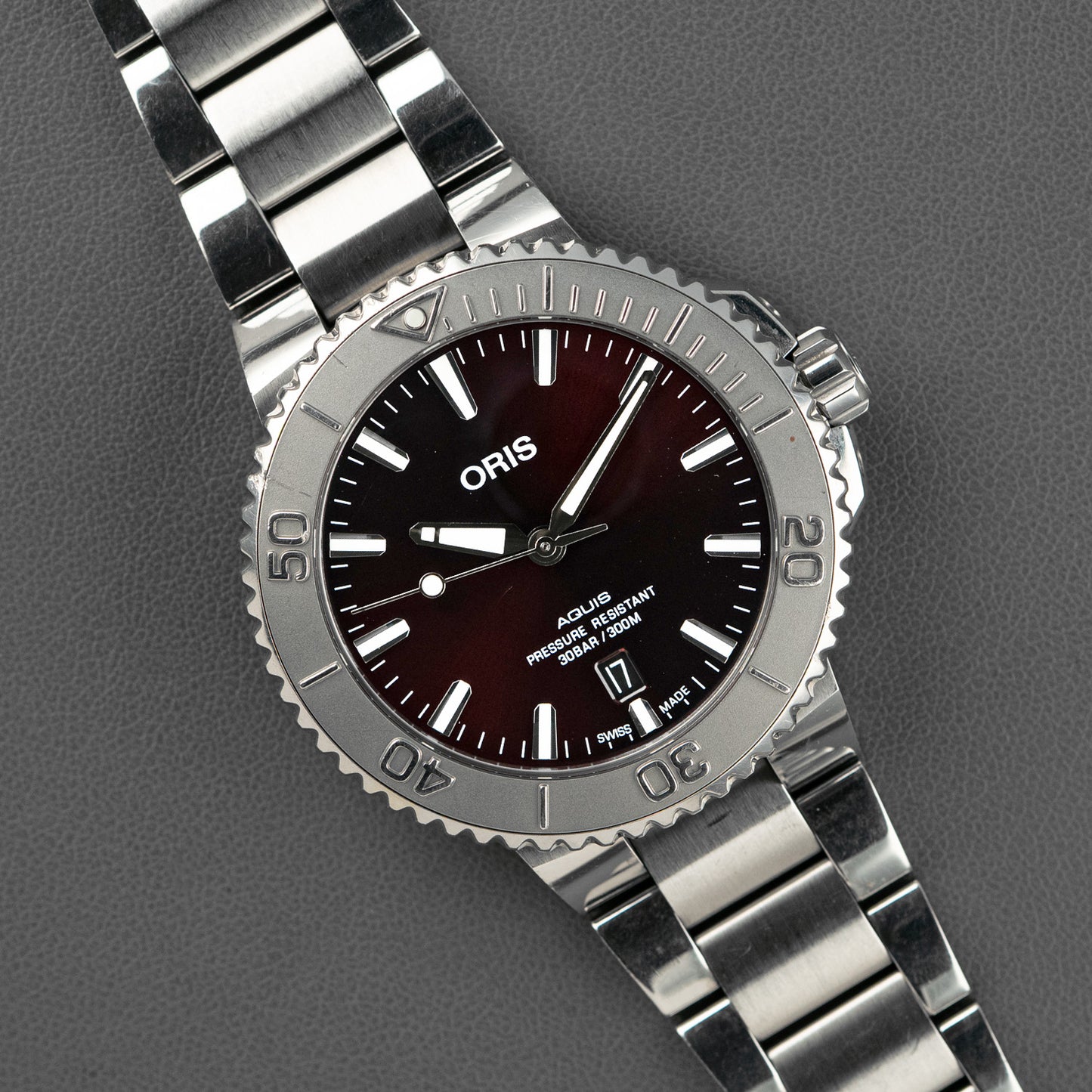 Oris Aquis Date 300M Cherry Red Dial Steel 41.5mm