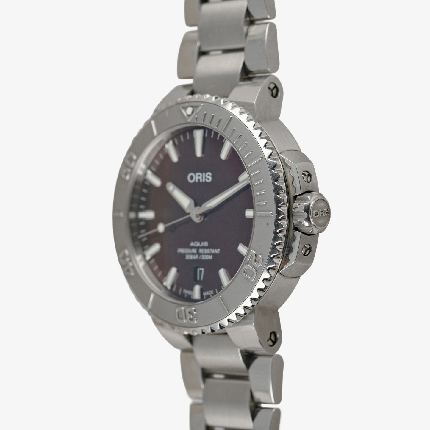 Oris Aquis Date 300M Cherry Red Dial Steel 41.5mm