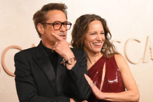 Robert Downey Jr. con un Omega Seamaster Aqua Terra Sedna Gold en los Oscars.